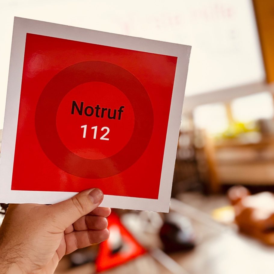 Erste Hilfe Kurs Plauen Fahrschule Führerschein Notfall Ersthelfer Vogtland Erste Hilfe Schule Plauen #rettenfetzt 3 Frau die am Strand hochspringt und sich freut.